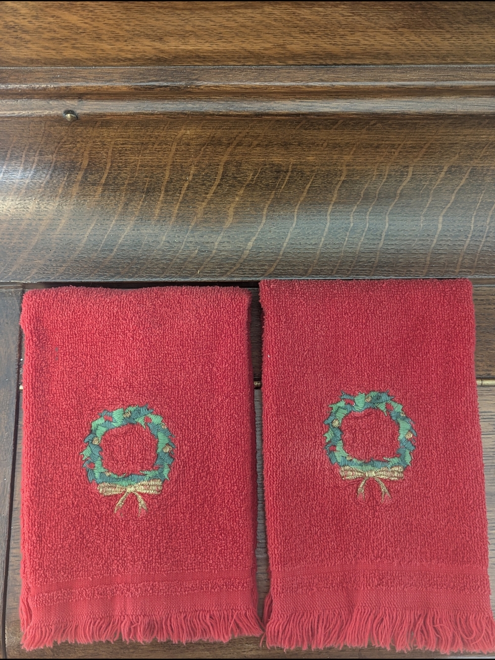 Red Christmas Wreath Fringed Guest Towels - Set of 2 Vintage